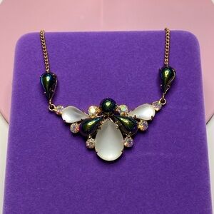 💛 Vintage Elegant Gold & White Statement Necklace